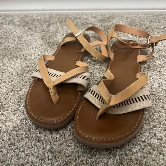 Worn once/like new! Toms sandals • size women's 7 shoes - Picture 1 of 2